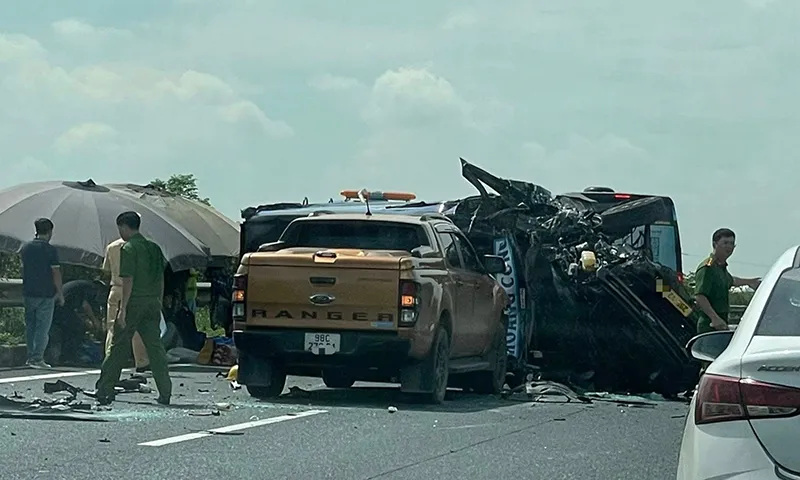 Xem Video clip: 4 ô tô va chạm liên hoàn trên cao tốc Pháp Vân - Cầu Giẽ