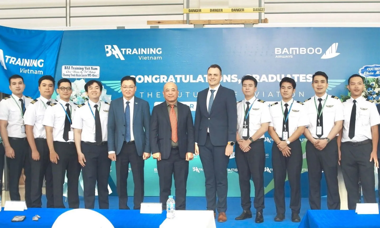 Trao bằng tốt nghiệp cho khóa phi công chương trình MPL đầu tiên đào tạo tại Việt Nam