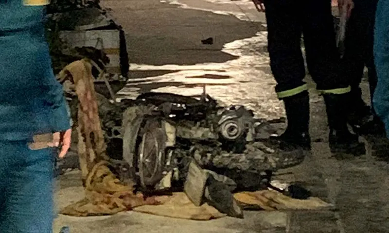 Xe máy bị cháy trong nhà dân giữa hẻm