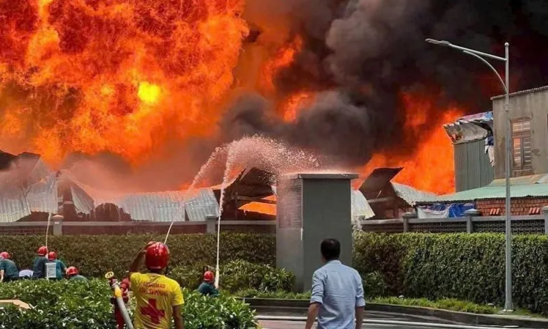 Nhà xưởng tại TPHCM bốc cháy ngùn ngụt