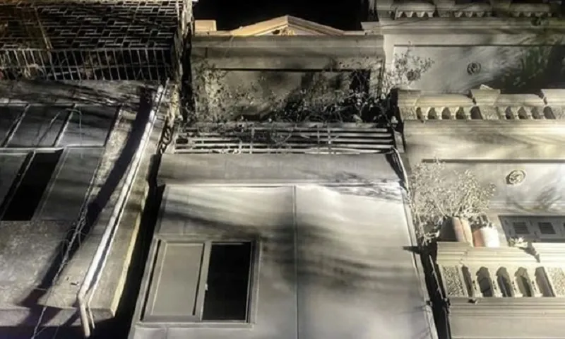 Cháy nhà ở Hà Nội trong đêm, lực lượng PCCC kịp thời giải cứu 3 người 