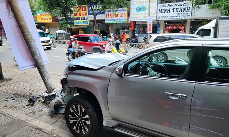 Ô tô đâm bay dải phân cách, tông 2 xe máy ở đường Trường Chinh, TPHCM