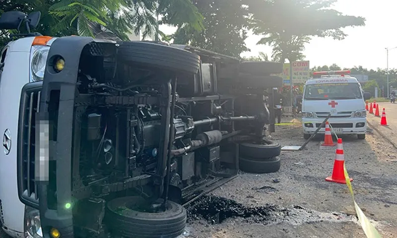 Xe tải lật ngang trên đường, người phụ nữ tử vong trong cabin