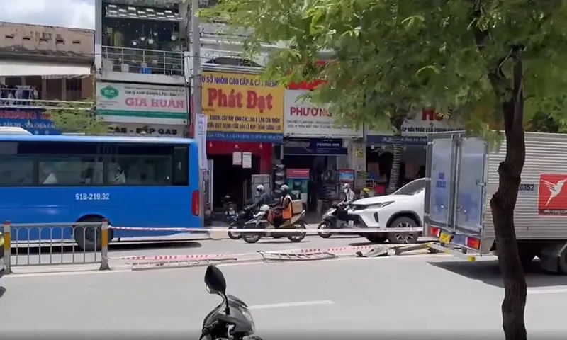 Dải phân cách bị xe tông hư hại