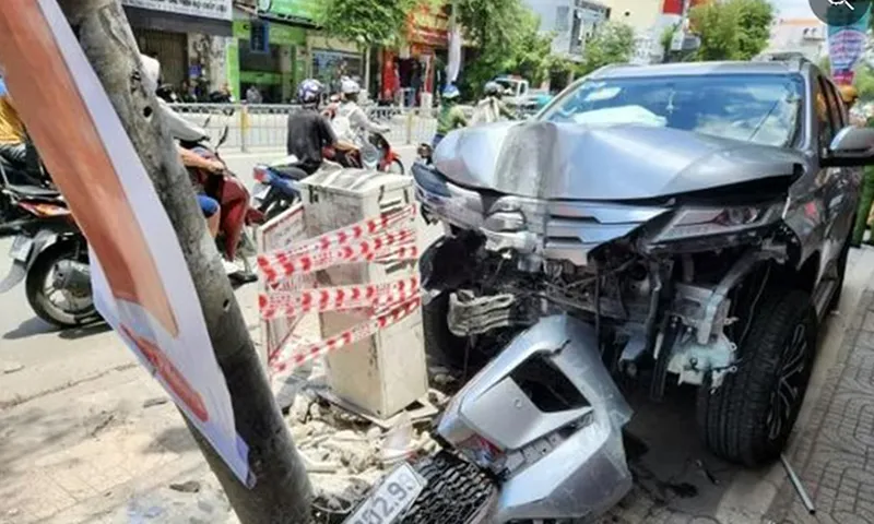 Đầu xe 7 chỗ biến dạng sau khi tông liên hoàn