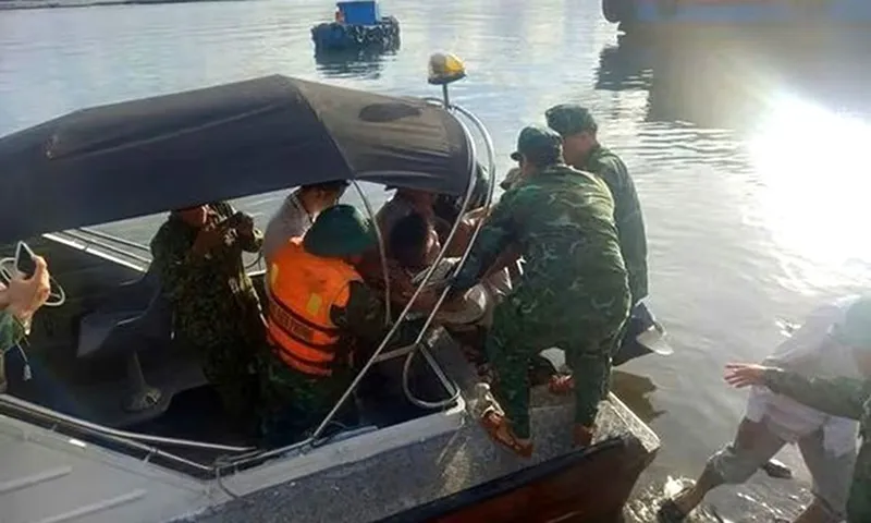 Đồn Biên phòng Quỳnh Phương dùng ca nô ra cấp cứu ngư dân bị tai nạn lao động trên biển