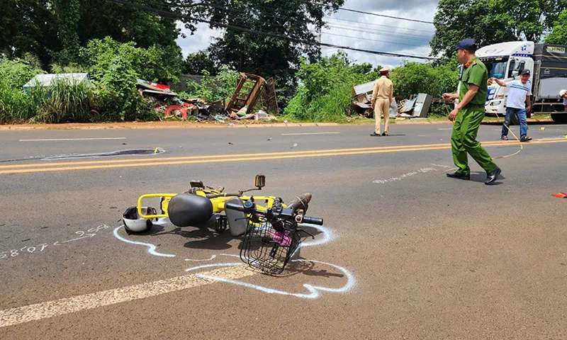 Xe máy đụng xe đạp điện khiến 1 học sinh tử vong