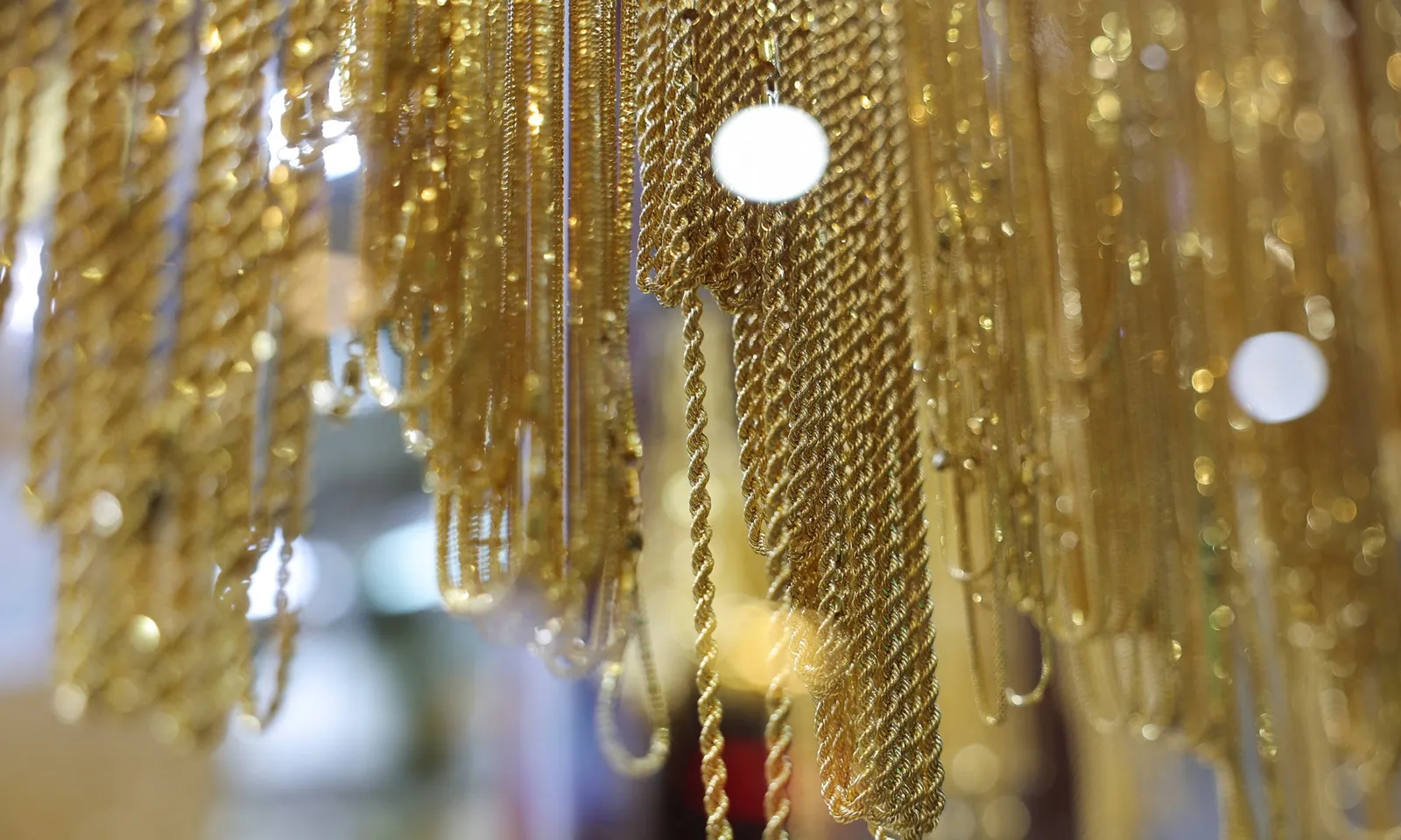 Giá vàng lập đỉnh mới, vượt mốc 3.680 USD/ounce