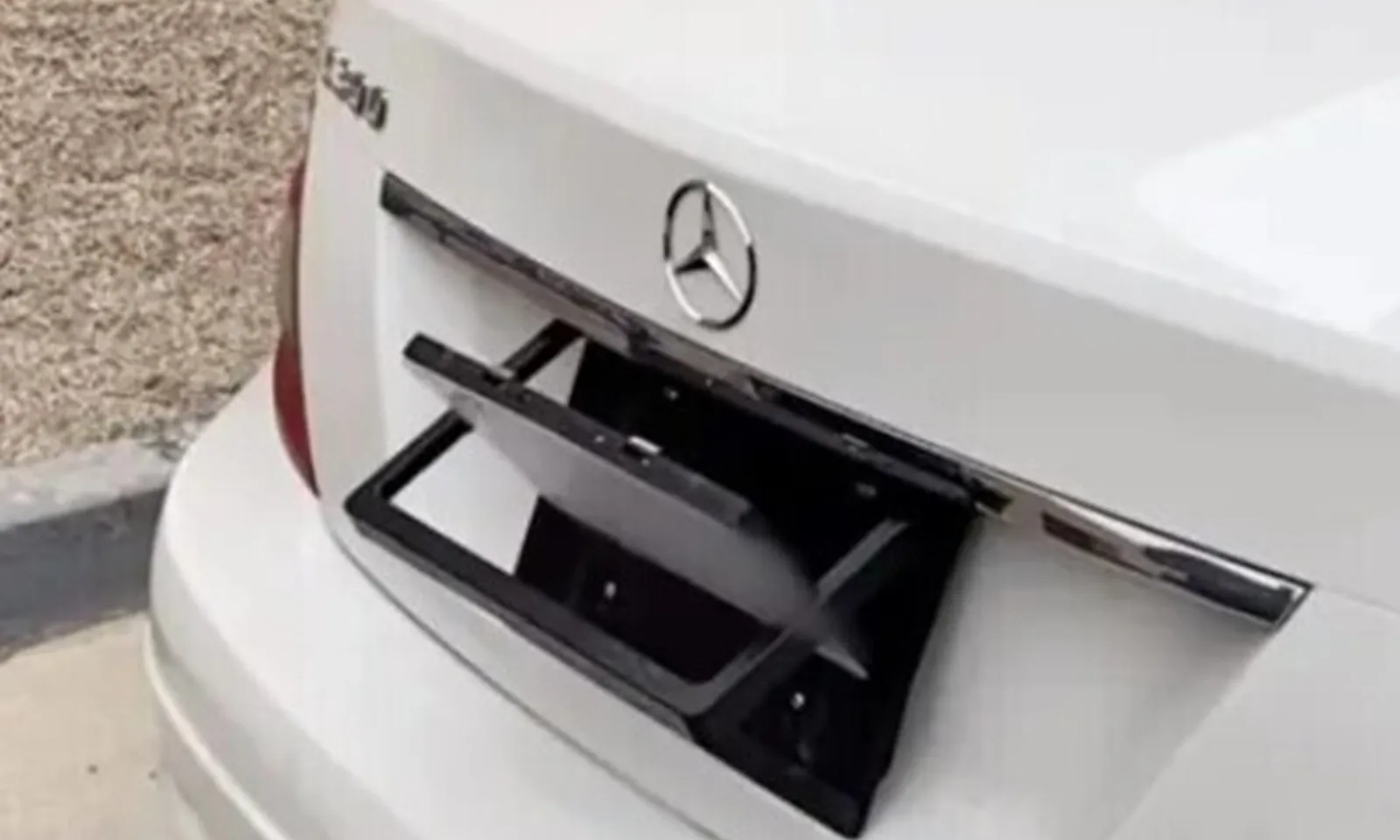 Malaysia cảnh báo về thiết bị lật biển số xe trái phép bán đầy trên mạng