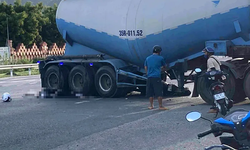 Xe máy và chạm xe bồn đang rẽ phải, 2 thanh niên tử vong