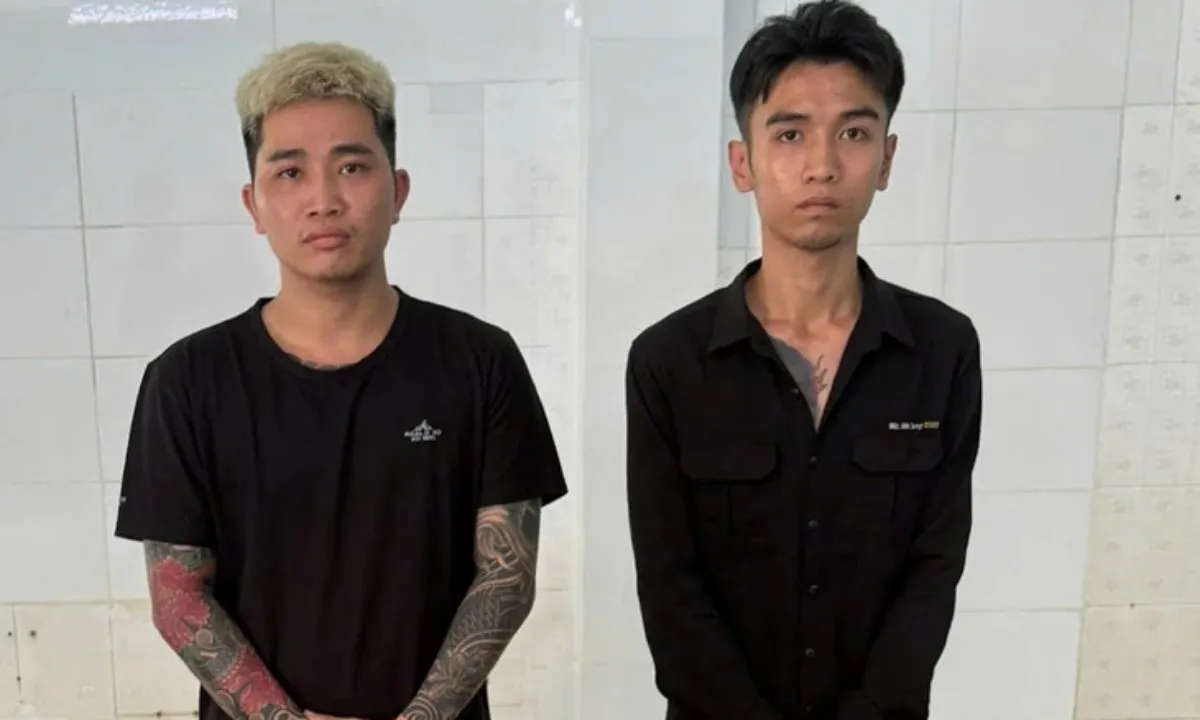 Bắt khẩn cấp hai TikToker livestream phản cảm