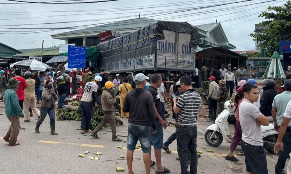 Quảng Trị: Xe tải lao vào chợ Tân Long, 3 người tử vong, nhiều người bị thương