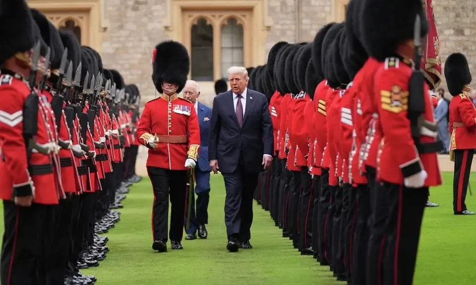 Tổng thống Mỹ Donald Trump đã đến Anh, được tiếp đón với nghi lễ long trọng nhất