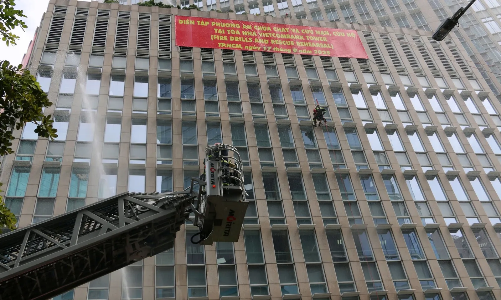 TPHCM: 1.500 người thực tập chữa cháy, cứu nạn sự cố cháy nổ xe trong tầng hầm nhà cao tầng