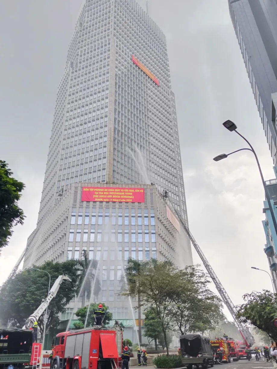 Công an TPHCM thực tập phương án chữa cháy, cứu nạn cứu hộ quy mô lớn tại tòa nhà Vietcombank Tower