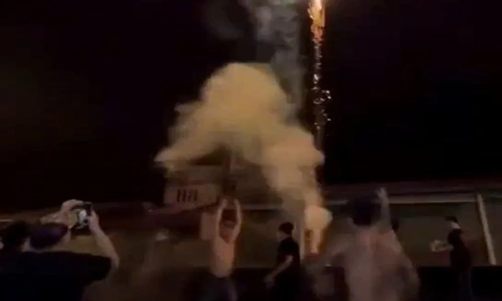 Pháo sáng, chặn xe, hò hét: 17 người bị truy tố sau buổi tiệc sinh nhật