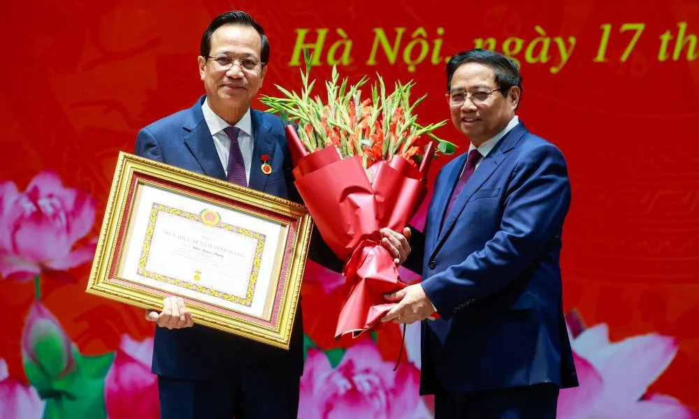 Trao Huy hiệu 40 năm tuổi Đảng cho Bộ trưởng Đào Ngọc Dung