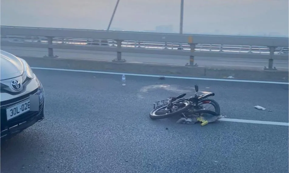 Người đàn ông đi xe đạp ngược chiều tử vong sau va chạm với ô tô trên cầu Nhật Tân