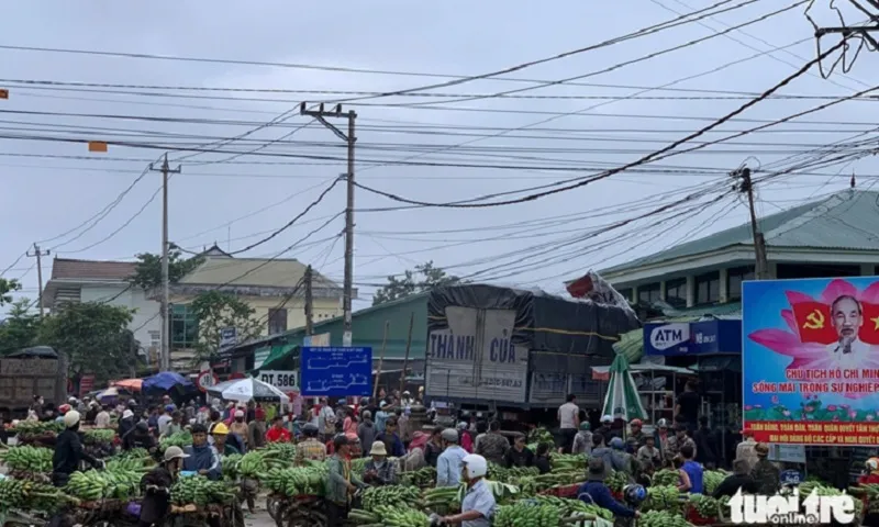 Xe tải mất lái lao vào chợ ở Quảng Trị, 3 người chết và 7 người bị thương 