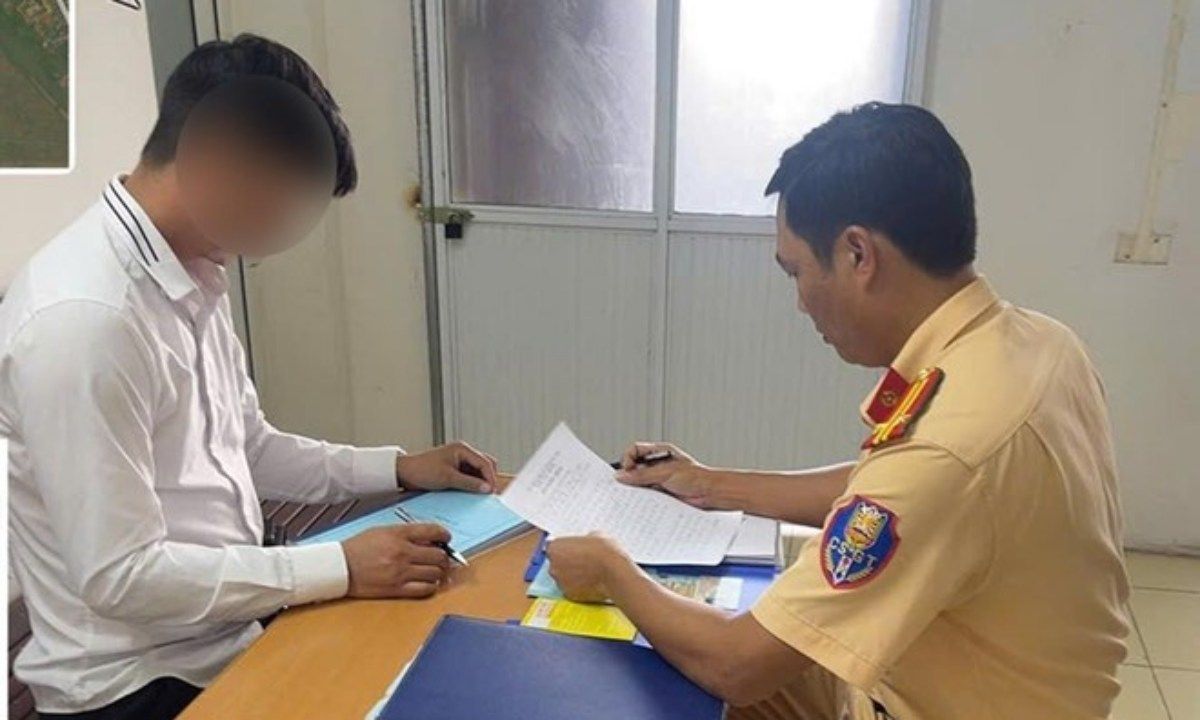 Xử phạt tài xế ô tô để trẻ nhỏ thò đầu ra ngoài cửa sổ trời