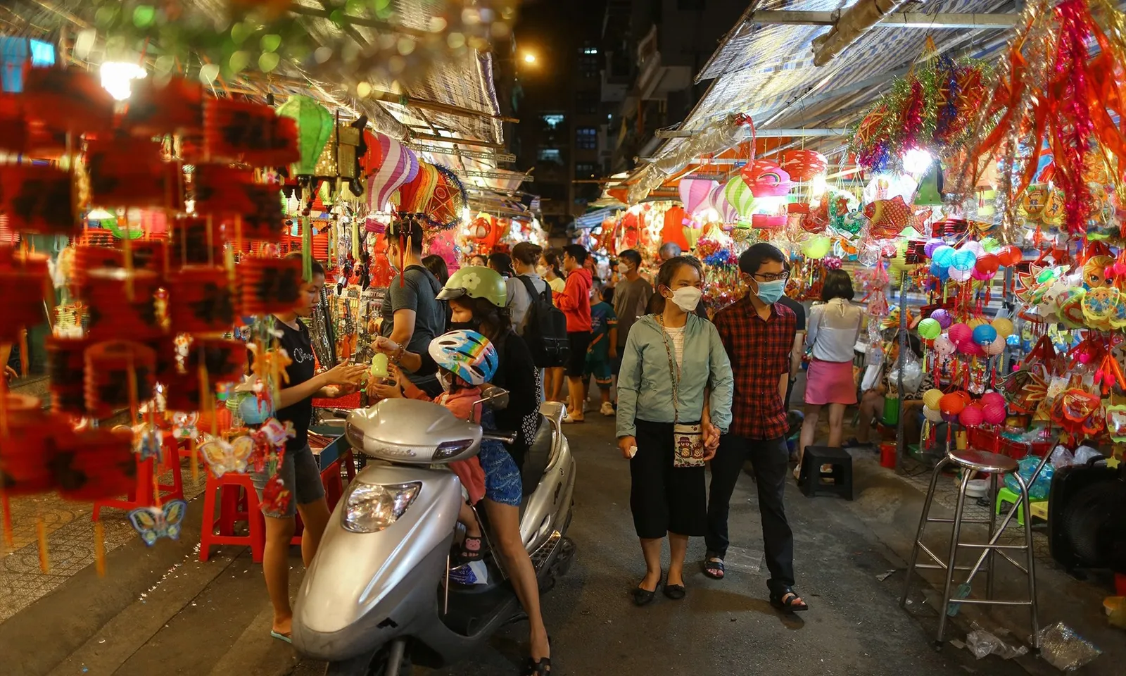 TPHCM: Phố lồng đèn Lương Nhữ Học rực rỡ, đông kín người check-in đón Tết Trung thu