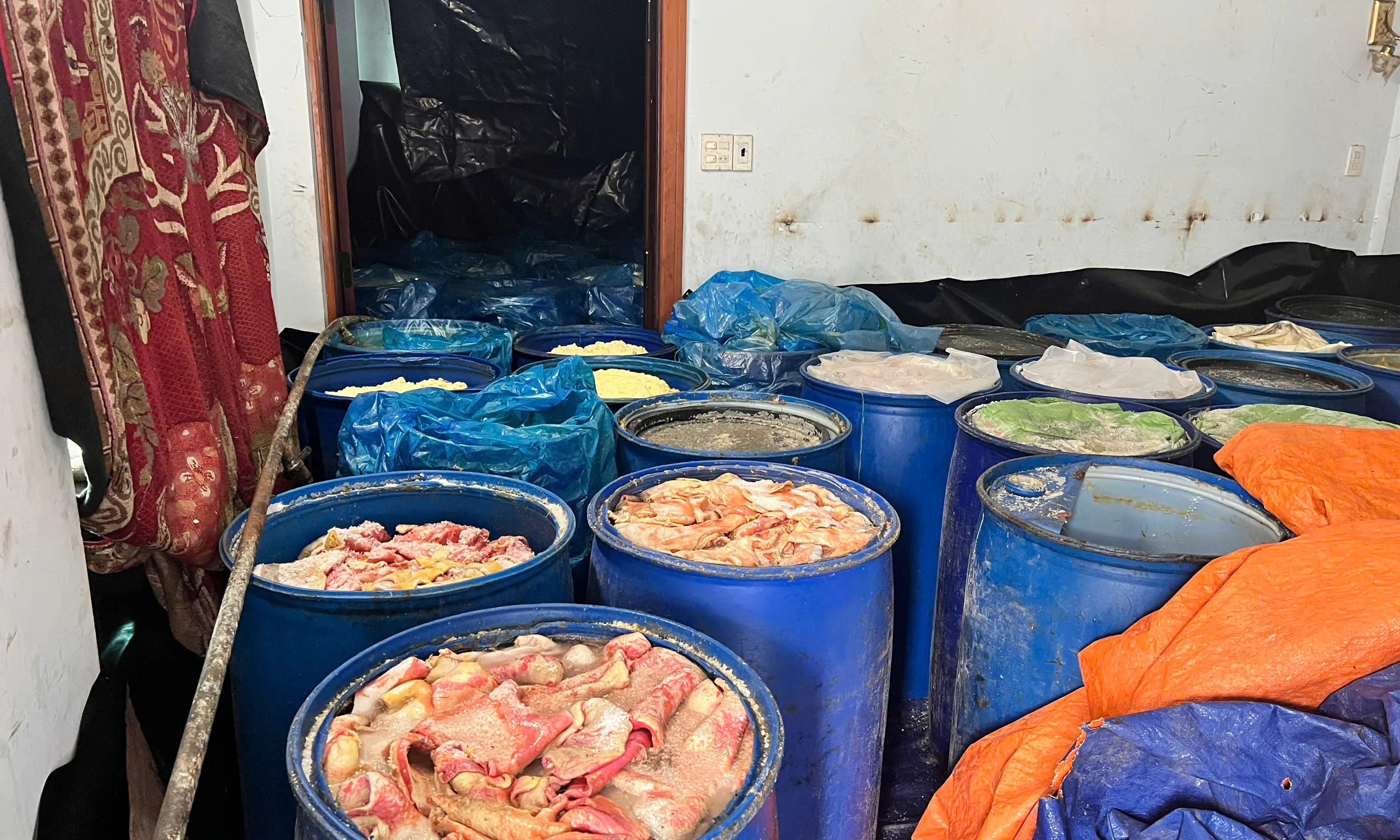 Gia Lai: Phát hiện nguyên liệu bốc mùi hôi thối tại cơ sở sản xuất lạp xưởng