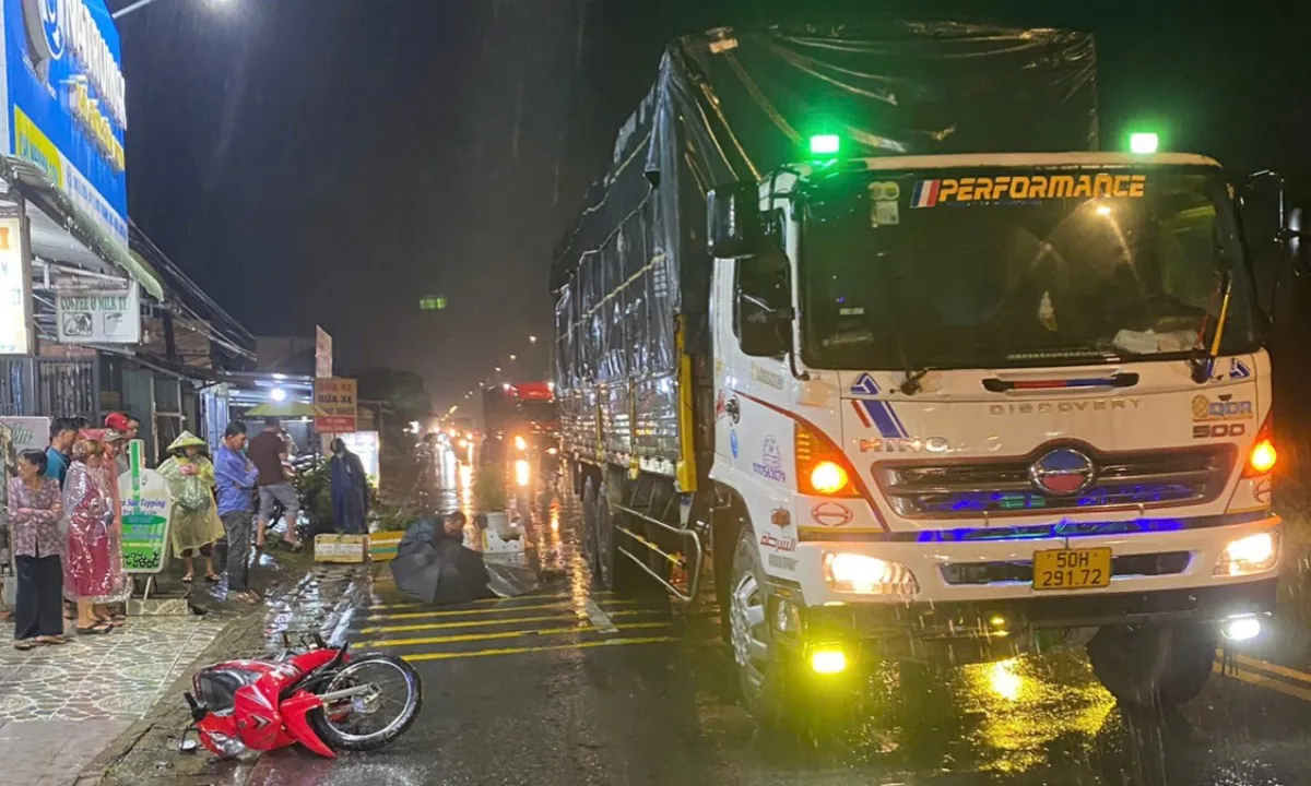 Xe máy va chạm xe tải, cô giáo tử vong tại chỗ