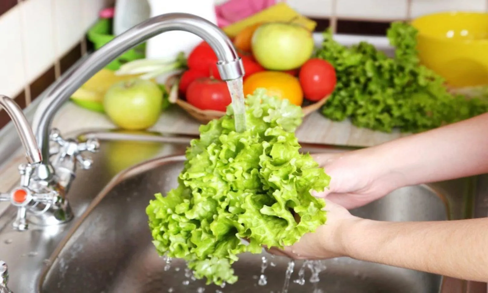 Các cách rửa rau đúng cách hiệu quả để giảm nguy cơ ngộ độc thực phẩm – Hình 1