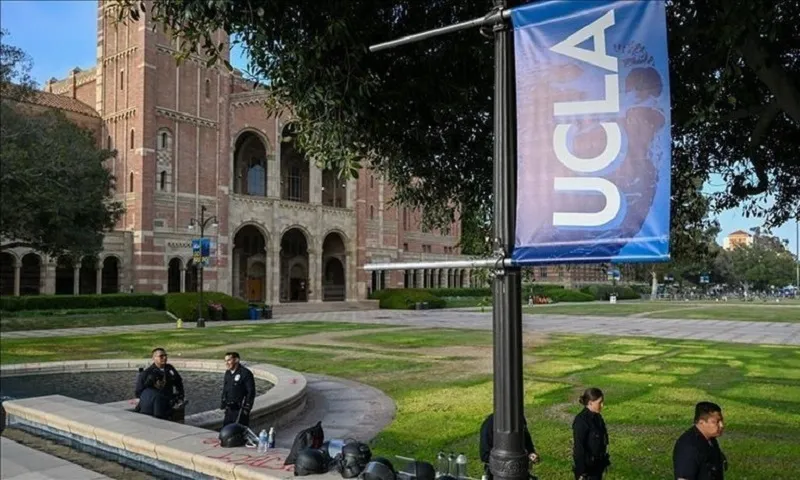 Đại học California kiện chính quyền Mỹ