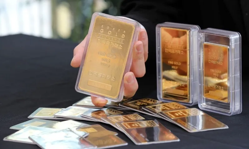 Giá vàng lập đỉnh sau quyết định hạ lãi suất của Fed