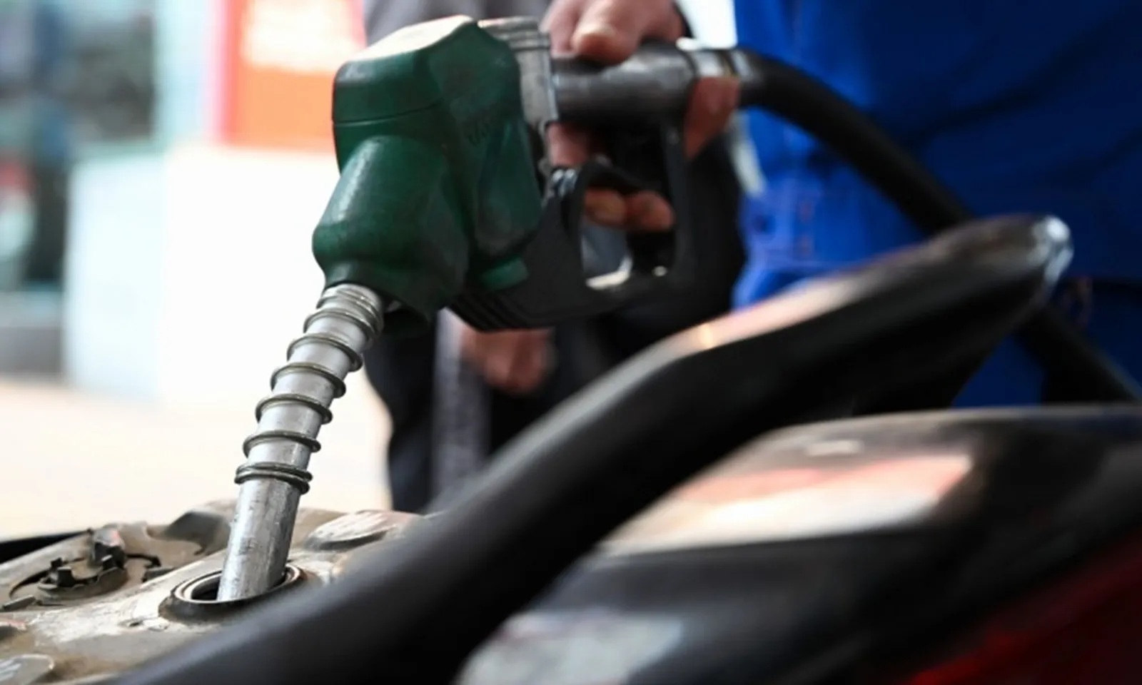 Giá xăng tăng 200-230 đồng/lít