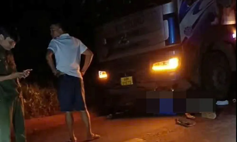 Tai nạn thương tâm đôi nam nữ đi xe máy tử vong để lại cháu bé 3 tuổi