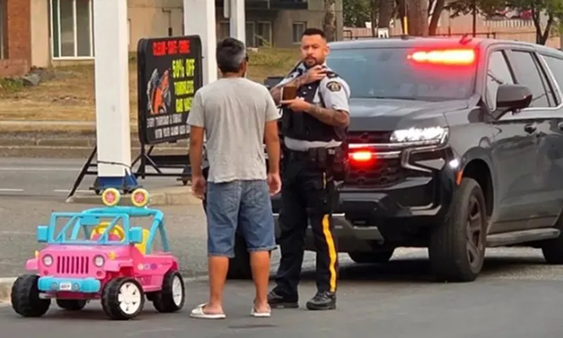 Người đàn ông bị cảnh sát chặn lại khi lái chiếc Jeep đồ chơi ra đường - Ảnh  RCMP