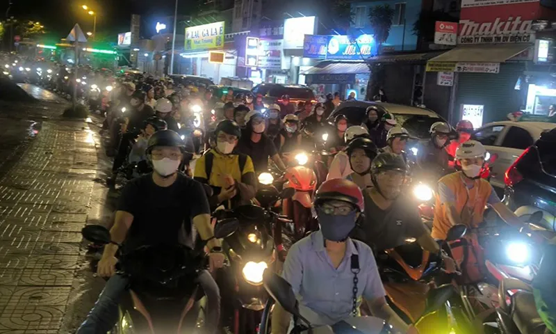 Đèn đỏ “đứng hình” hơn 30 phút, giao thông hỗn loạn, ùn tắc