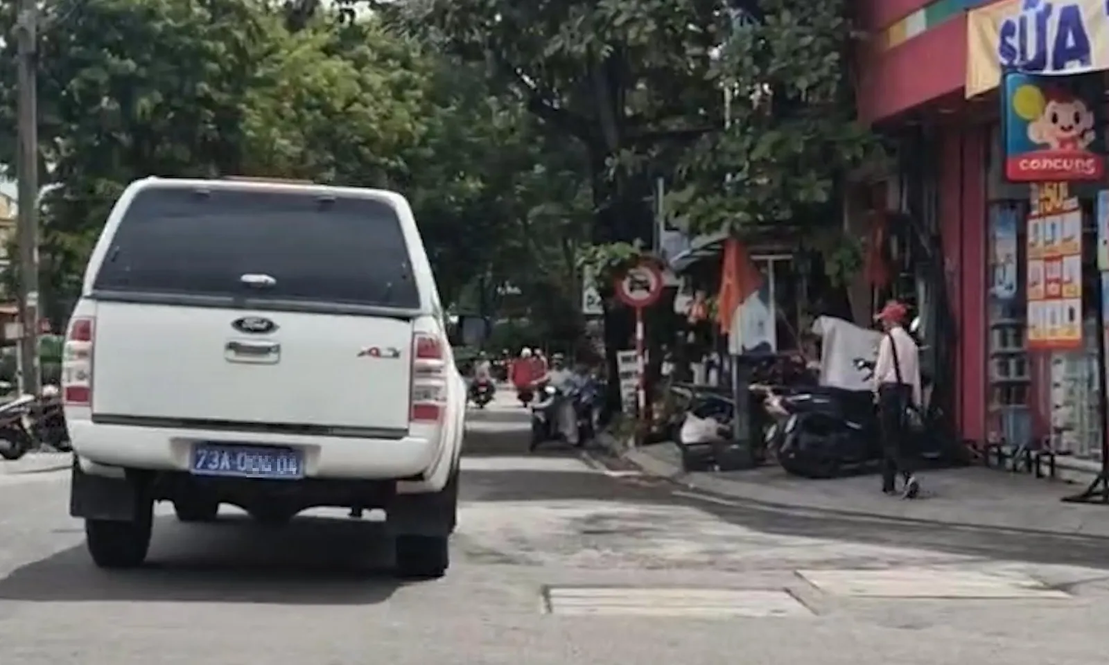 Xe biển xanh chạy ngược chiều gây bức xúc