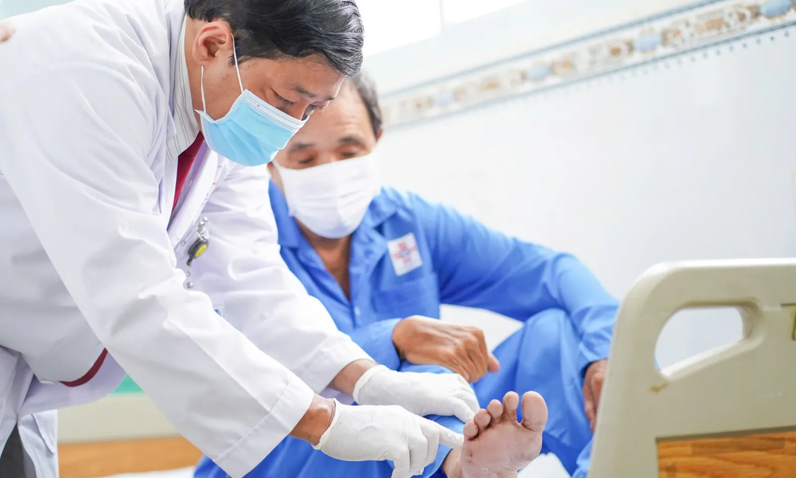 Phẫu thuật lấy dị vật trong mu bàn chân, trả lại bước chân cho thầy giáo