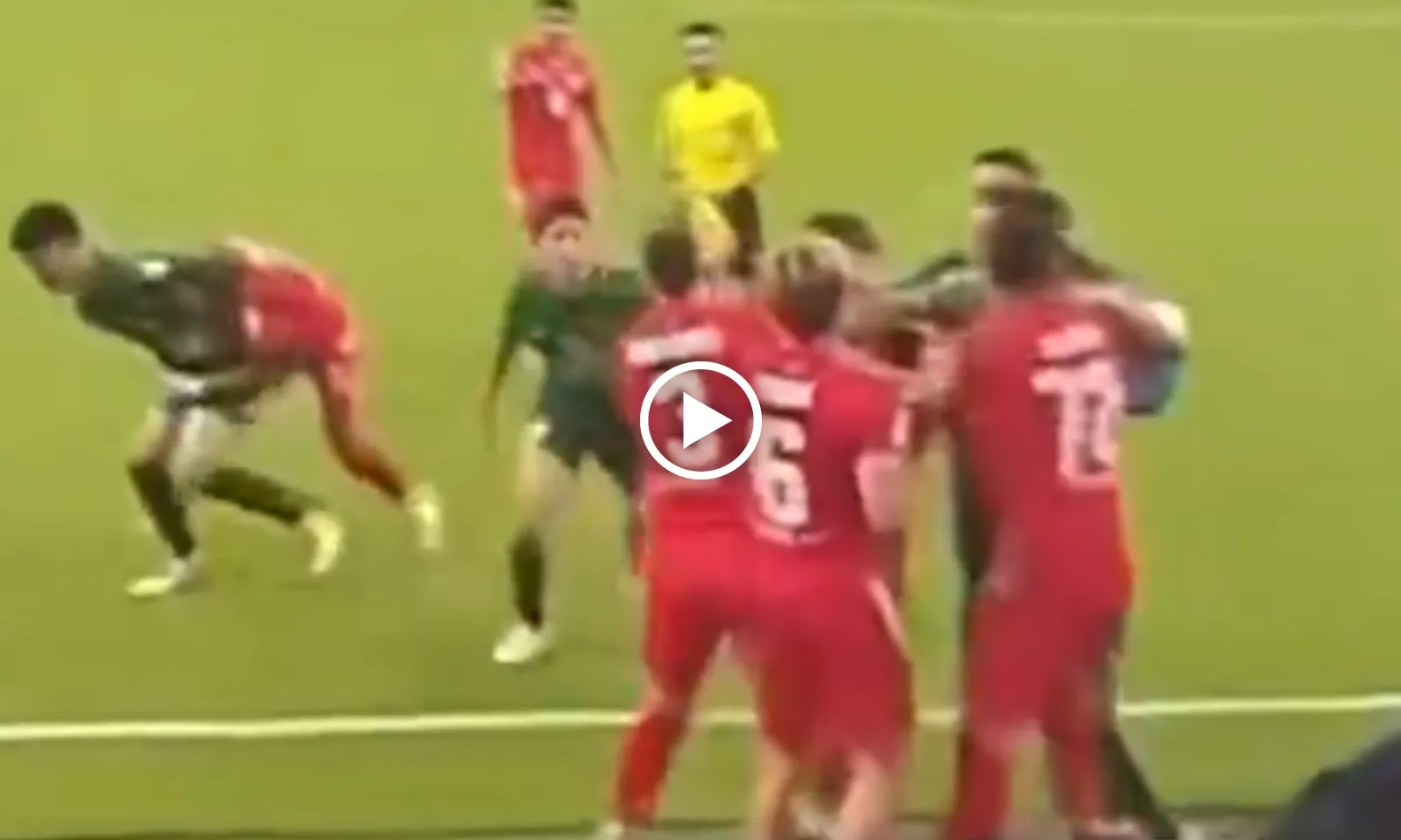 VIDEO: Hỗn chiến xảy ra, sao CAHN bị fan Trung Quốc ném chai nước vào mặt