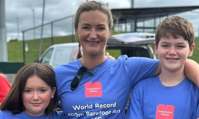 Từ lo sợ bệnh tật đến kỷ lục Guinness: Người phụ nữ chạy chân trần trên Lego