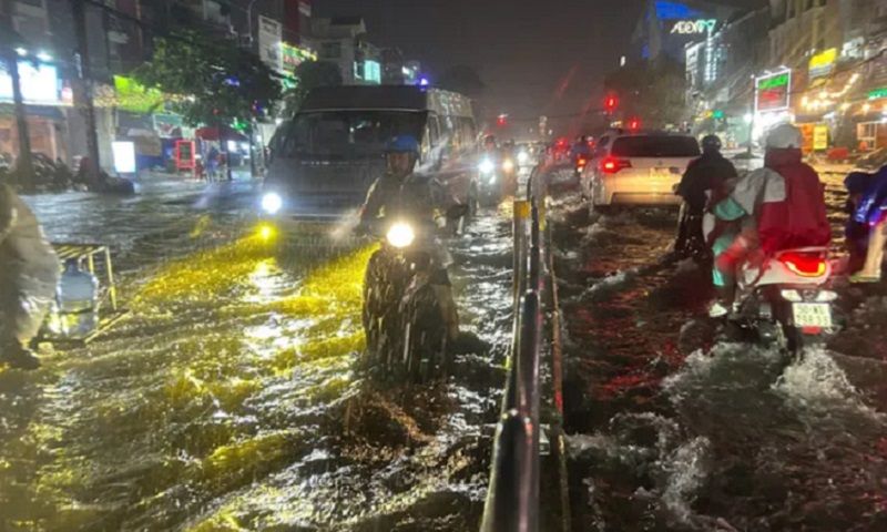 TPHCM: Mưa hơn hai tiếng, nhiều tuyến đường bị ngập, kẹt xe