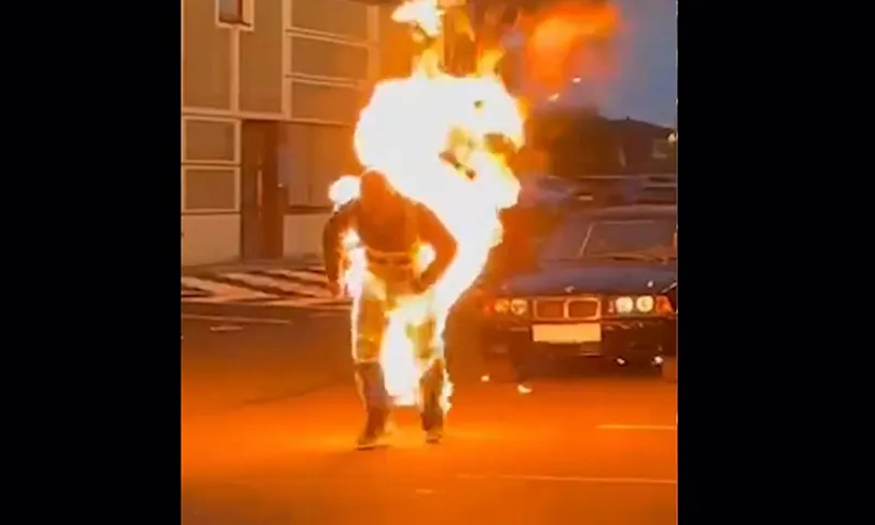 Clip: Kéo xe trong lúc người đang bốc cháy để phá kỷ lục Guinness thế giới