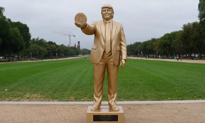Đúc tượng vàng Tổng thống Donald Trump cầm đồng Bitcoin 