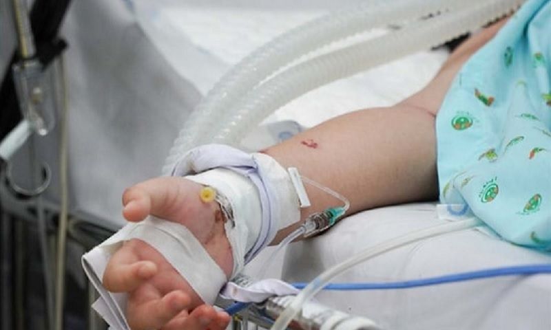 Gắp kẹp tóc mắc kẹt trong thực quản bé gái 5 tuổi