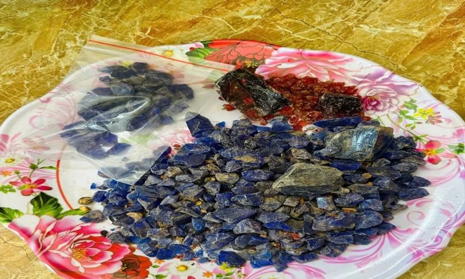 Bắt giữ nhóm đối tượng lừa đảo thông qua livestream bán đá “đổ thạch”