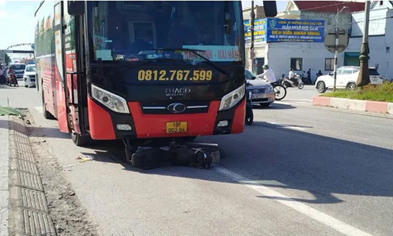 Xe khách va chạm xe máy, một cụ ông tử vong