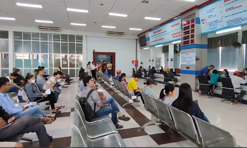 Người dân chờ từ 4h sáng để mua vé tàu Tết Bính Ngọ 2026 trong ngày đầu mở bán ở TPHCM 