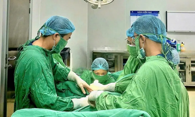 Phút sinh tử cứu sản phụ máu phun thành vòi sau hút thai ở phòng khám tư 