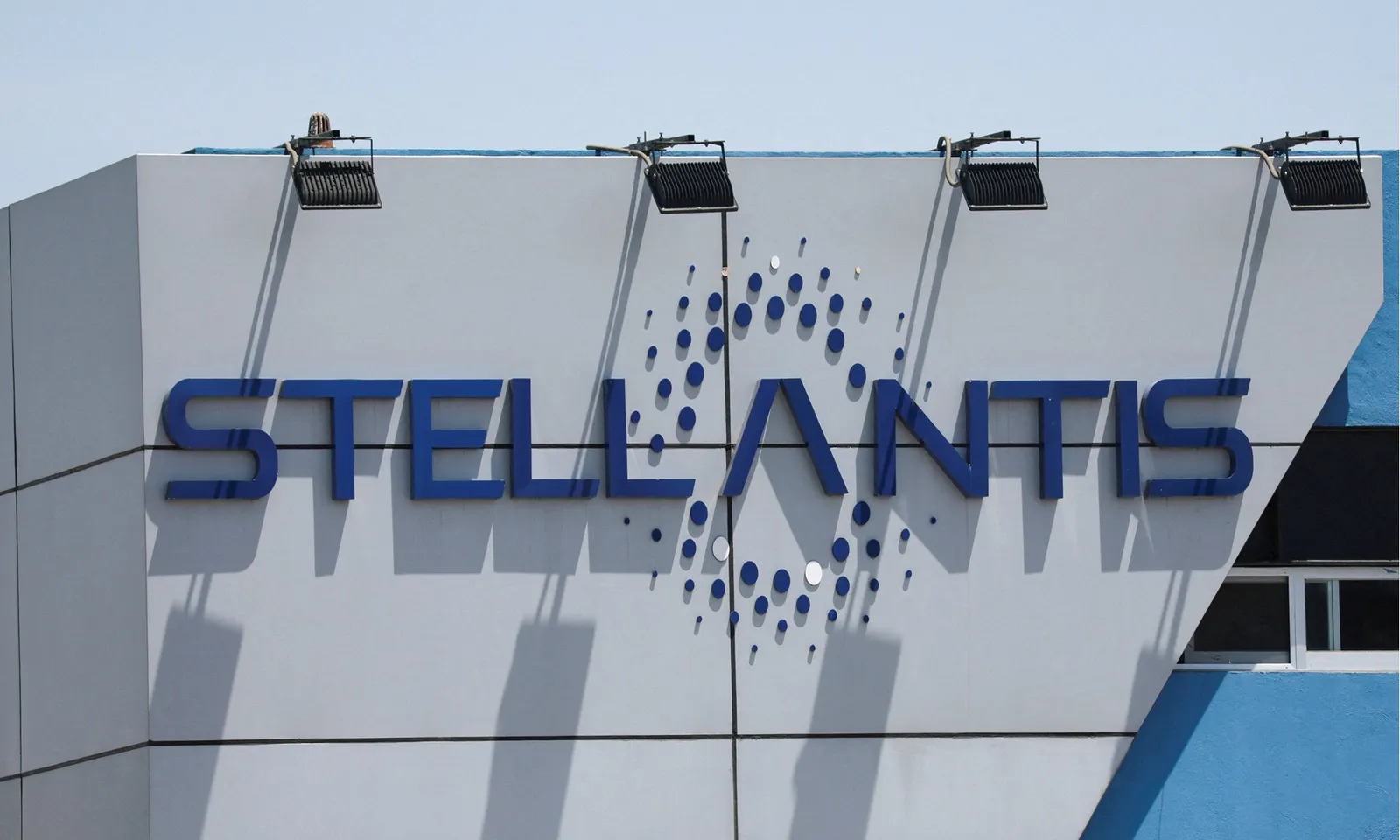 Stellantis ra mắt công nghệ pin EV mới nhẹ hơn, sạc nhanh hơn