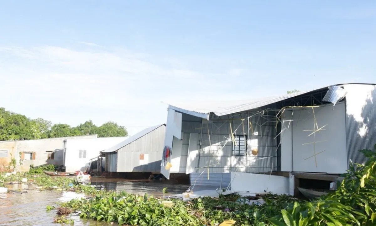 Sạt lở nghiêm trọng bờ sông Tiền ở Đồng Tháp: 6 nhà dân đổ sụp