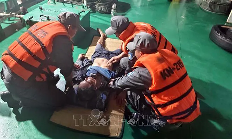 Tổ y tế tàu KN 215 khám và cấp cứu ngư dân bị bệnh - Ảnh TTXVN