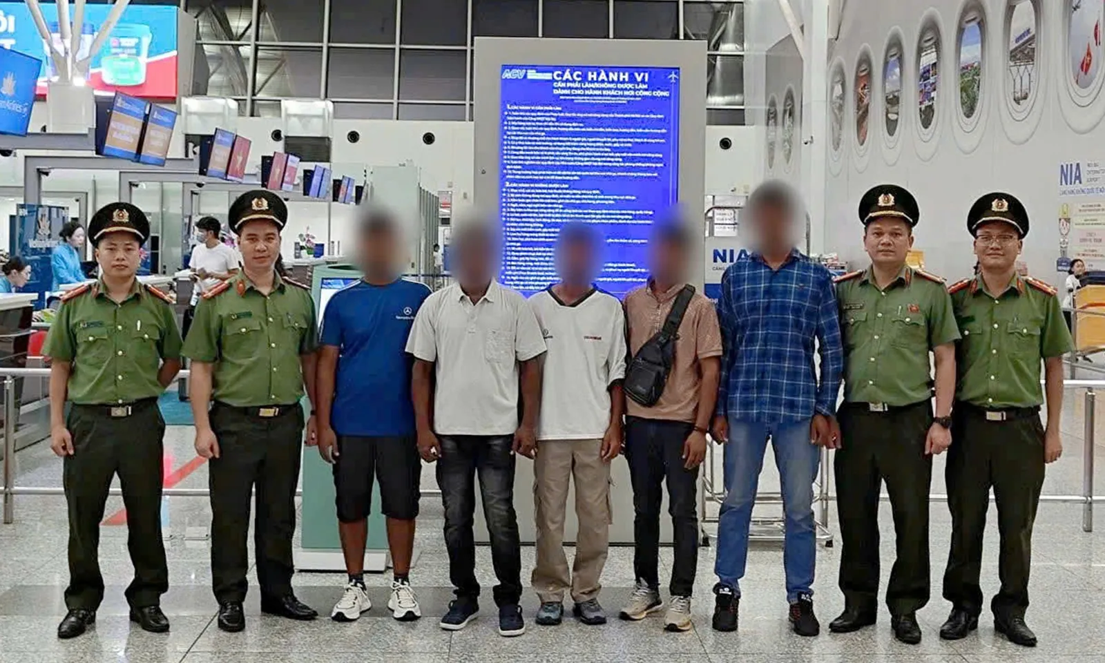 Trục xuất 5 người Bangladesh cư trú trái phép tại Việt Nam